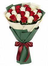 Букет Микс из красных и белых роз в Кемерово