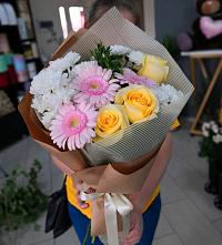 Букет цветов из:  Герберы, Розы и Хризантемы в Кемерово