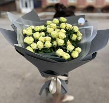 Букет Белые кустовые розы Солинеро в Кемерово