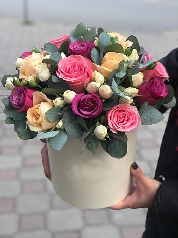 Цветочная композиция из Розы в шляпной коробке в Кемерово