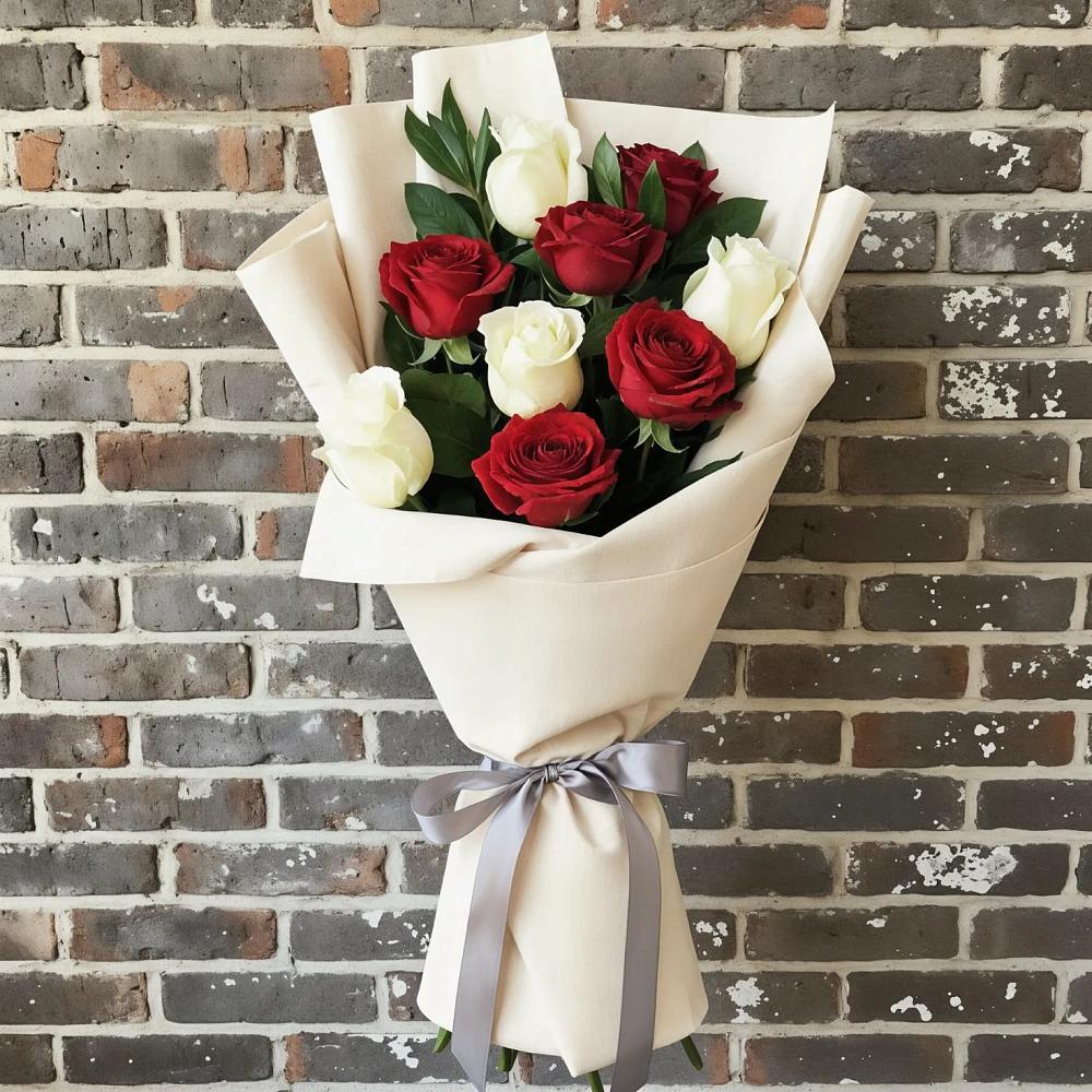 Букет красно-белые розы в Кемерово Букет цветов из: Розы в Кемерово