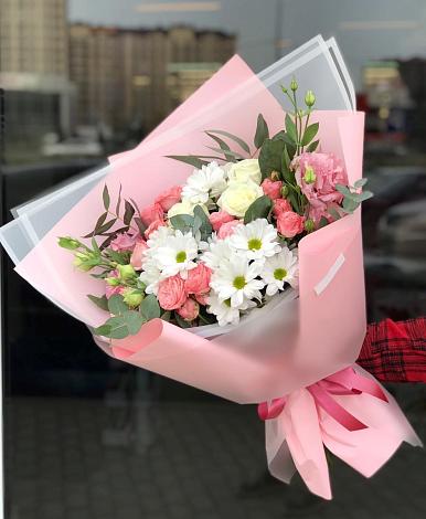 Букет цветов из: Розы, Лизиантусы и Хризантемы в Кемерово